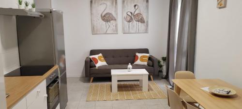 a living room with a couch and a table at Apartamento Molino de Viento in Jerez de la Frontera