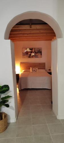 a bedroom with a bed in an arch way at Apartamento Molino de Viento in Jerez de la Frontera