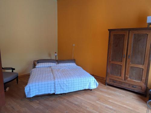 เตียงในห้องที่ Alte Volksschule Raiding