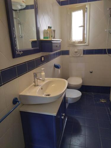 une salle de bain avec un lavabo et des toilettes dans l'établissement Casa Pomelia, à Vulcano