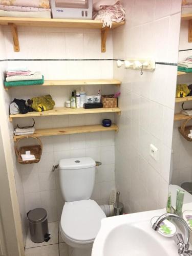 une salle de bain avec des toilettes blanches et un lavabo dans l'établissement La retapée, à Quinson