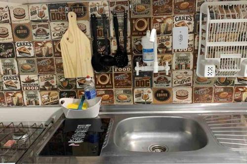 a kitchen counter with a sink and a wall at kitnet208 No centro,c linda vista , tv smart e ar in Montes Claros