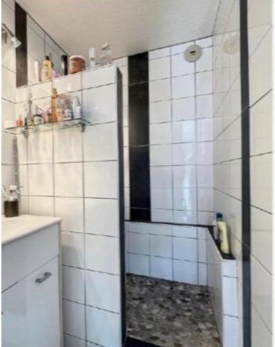 une salle de bain avec une douche avec une porte vitrée dans l'établissement Harmony - Résidence Nauticap plage RICHELIEU, au Cap d'Agde