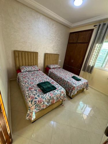 フェズにあるHome louahの部屋に2つのベッドがある