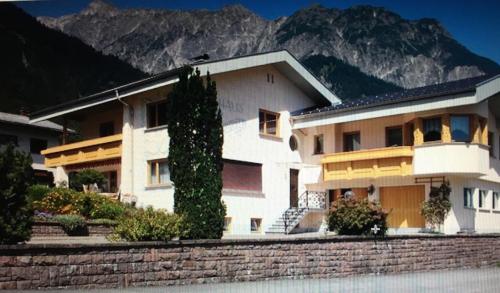 ヴァンダンスにあるHaus Zudrellの山を背景にした白い大きな建物