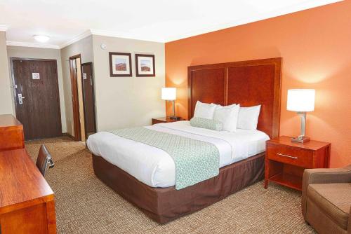 a hotel room with a large bed and a couch at The Hills Inn Eagle Rock - Near Old Town Pasadena in Los Angeles
