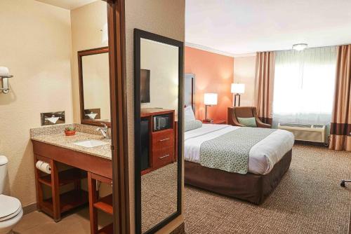 a hotel room with a bed and a mirror at The Hills Inn Eagle Rock - Near Old Town Pasadena in Los Angeles