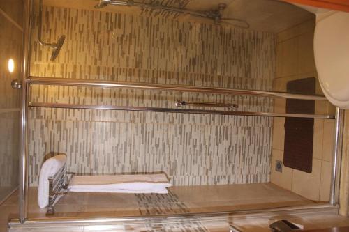 Bathroom sa Jawheret Alswefia Hotel Suite