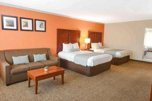 a hotel room with two beds and a couch at The Hills Inn Eagle Rock - Near Old Town Pasadena in Los Angeles