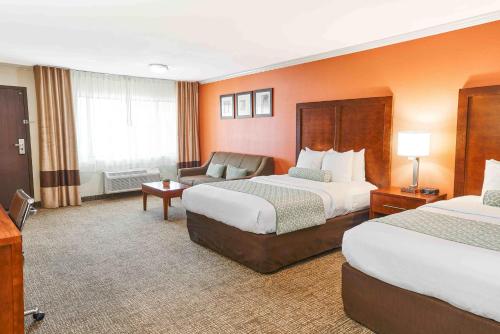 a hotel room with two beds and a couch at The Hills Inn Eagle Rock - Near Old Town Pasadena in Los Angeles