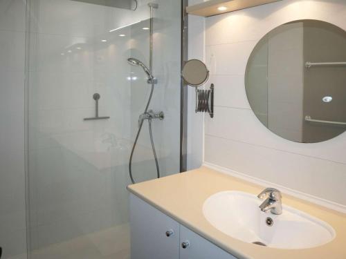 une salle de bain avec un lavabo et une douche avec un miroir dans l'établissement Appartement accueillant pour 6 personnes au cœur des Orres - FR-1-322-18, aux Orres