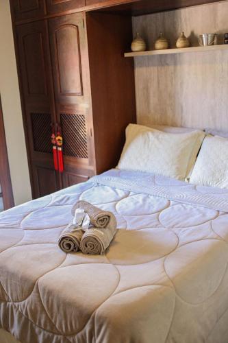 a pair of towels are sitting on a bed at Casa com Piscina e Área Gourmet em Mury in Muri