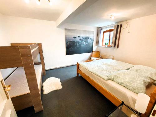 una camera da letto con un letto e una finestra di zentrale Ferienwohnung - direkt am See und in Schlossnähe a Schwerin
