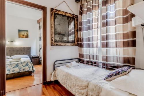 罗马特雷维公寓的一间卧室，配有两张床和一扇窗户