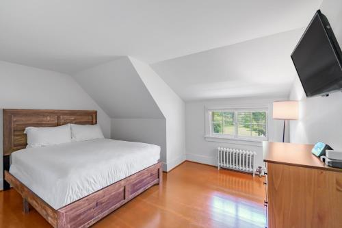 a bedroom with a bed and a flat screen tv at Aspen at Manchester in Manchester