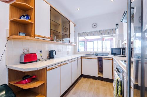 Cucina o angolo cottura di Professional Contractor's Retreat, Superfast WIFI, FREE Van Parking CCTV