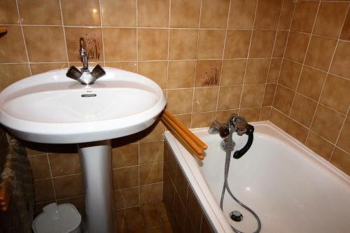 une salle de bain avec un lavabo et une baignoire dans l'établissement Résidence Campanule - Les Hauts De Planchamp - Studio pour 3 Personnes MAE-3348, à Champagny-en-Vanoise
