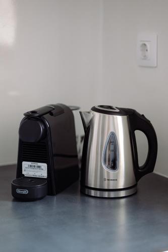 a tea kettle and a toaster on a counter at Kaminia Holiday Homes in Éxo Goniá