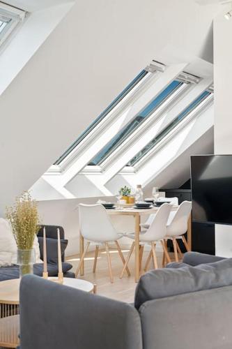 Ruang duduk di Great and modern apartment with wifi and new furniture