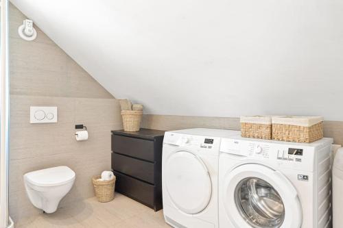 Bilik mandi di Great and modern apartment with wifi and new furniture