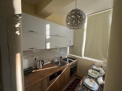O bucătărie sau chicinetă la Evis house