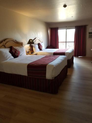 a hotel room with two beds and a window at Beaver Creek Inn in Lake Montezuma