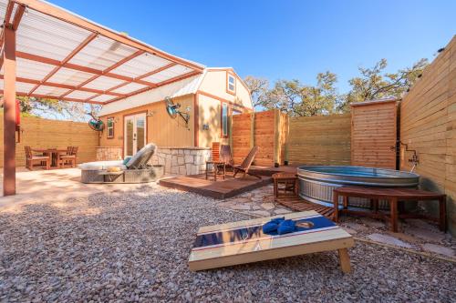 Patio nebo venkovní prostory v ubytování Romantic Luxury Retreat hot cold pool & sauna