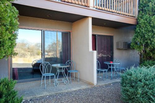 a patio with tables and chairs and a balcony at Beaver Creek Inn in Lake Montezuma