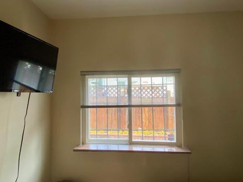 a window in the corner of a room at Historic Townhouse Oasis with En-suite Bathroom in Philadelphia