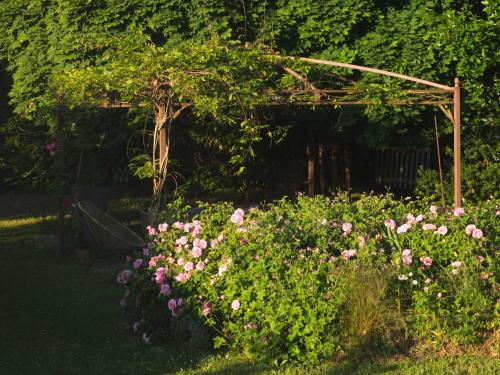 Taman di luar Maison d'hôtes La bien-Aimée