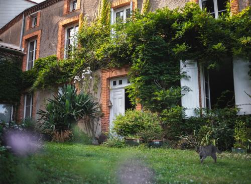 Taman di luar Maison d'hôtes La bien-Aimée