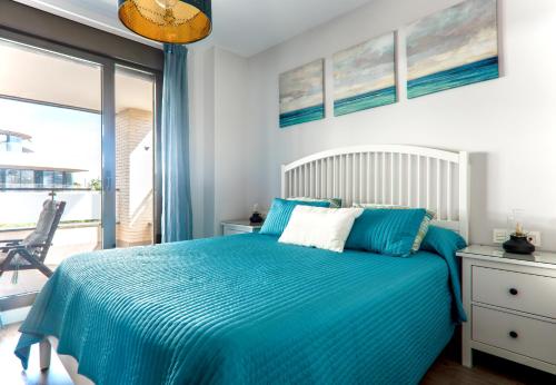 Posteľ alebo postele v izbe v ubytovaní Suite Home Los Alamos sol, playa y golf , parking&Wifi