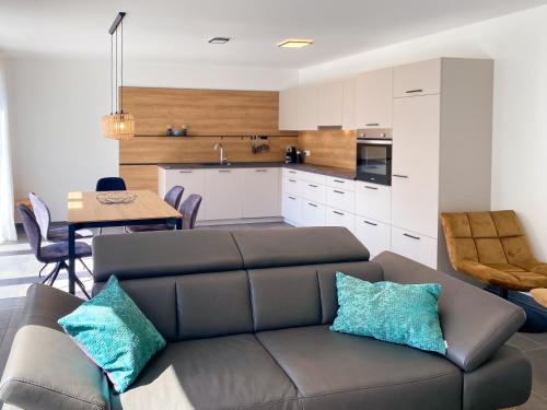 Kuchyň nebo kuchyňský kout v ubytování 4-Zimmer Wohnung, zentral Fränkische Schweiz, Neubau, Parkplatz, 3 SZ, 2 BZ, große Terrasse