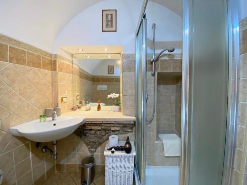 A bathroom at Karma House Deluxe Navona