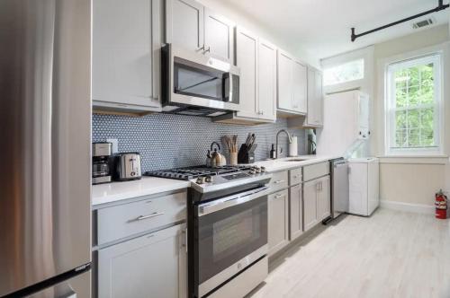 Η κουζίνα ή μικρή κουζίνα στο Fun & Funky 2BR in Downtown Princeton