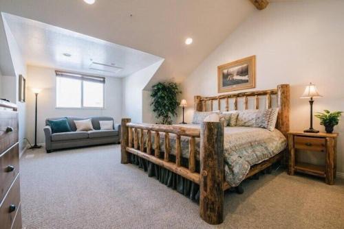 Postel nebo postele na pokoji v ubytování Basin Lakeside Getaway