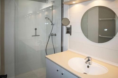 une salle de bain avec un lavabo et une douche avec un miroir dans l'établissement Résidence Les Cembros - appartement 6 pers avec une superbe vue sur les pistes MAE-1994, à Le Mélézet