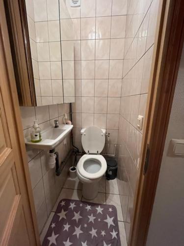 une petite salle de bain avec toilettes et lavabo dans l'établissement Aux portes de Paris, à Clichy