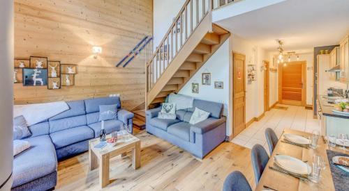 - un salon avec un canapé bleu et un escalier dans l'établissement Résidence Blue Wood - Appartement en chalet 8 personnes 4, séjour enfamille ou entre amis MAE-0701, à Tignes
