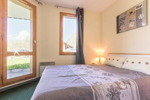 une chambre avec un grand lit et une fenêtre dans l'établissement Résidence Le De 3 - Bel appartement en rez de jardin MAE-4784, à Aime La Plagne