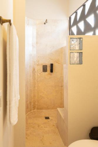 a bathroom with a shower with a glass door at Villa con piscina privada en coveñas sucre in Coveñas