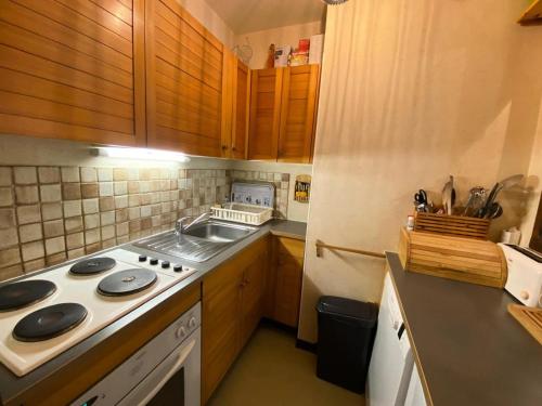 Il comprend une petite cuisine équipée d'une cuisinière et d'un évier. dans l'établissement Résidence Les Orrianes Des ForÊts - Appartement spacieux au coeur des Orres 1650 MAE-8921, aux Orres
