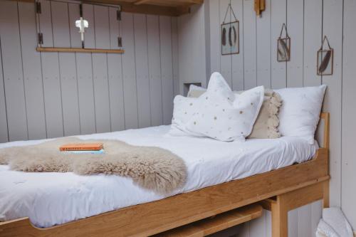 Postel nebo postele na pokoji v ubytování The Starlight Hideaway