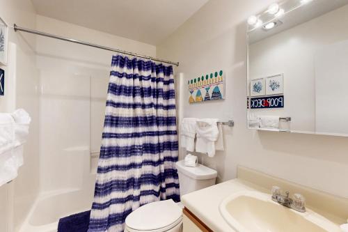 Un baño con lavabo, inodoro y ducha. en Sea Colony --- 39254 W Lake Ct #2007, en Bethany Beach