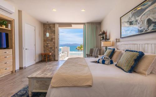 La VentanaにあるPalacio Blanco Luxury Villa 4の海が見える大きなベッドのある寝室