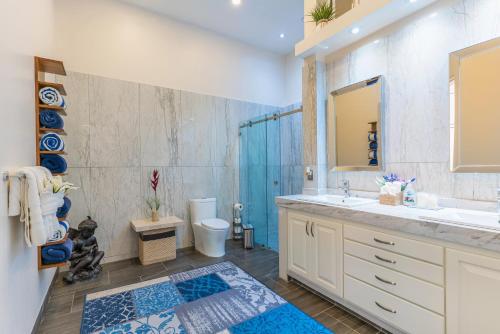 La VentanaにあるPalacio Blanco Luxury Villa 4の洗面台、トイレ、鏡のあるバスルーム