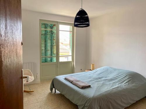 a bedroom with a bed and a window at La villa au palmier - 10ch, 2sdb, toit terrasse in Perpignan