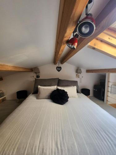 une chambre avec un grand lit dans une pièce dans l'établissement Le Love, à Arles