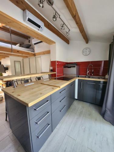 une cuisine avec un comptoir en bois dans une pièce dans l'établissement Le Love, à Arles