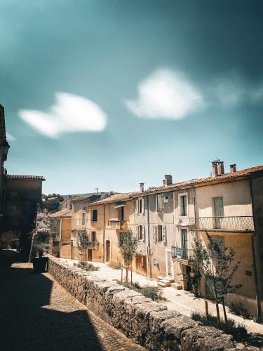 Το κτήριο όπου στεγάζεται  το διαμέρισμα